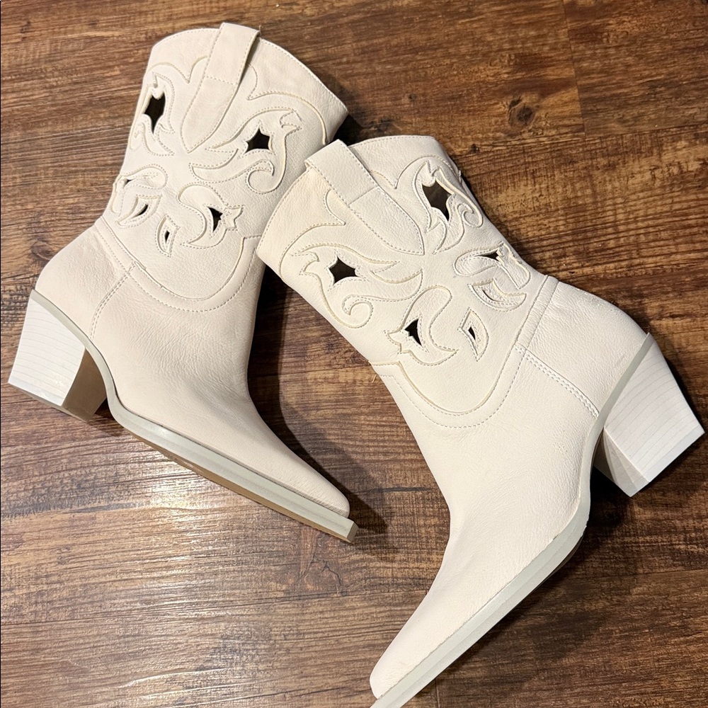 Dolce Vita brand new Cream Western Cowboy Boots 6.5